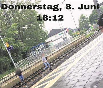 Tägliches Bild in Lunestedt: Jugendliche überqueren den Bahnübergang trotz geschlossener Schranke.