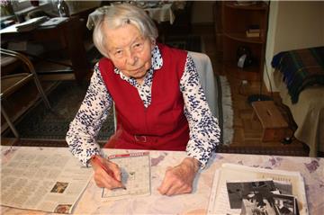 Tägliches Ritual: Erika Friedrichs, die heute ihren 103. Geburtstag feiert, löst jeden Morgen das NZ-Kreuzworträtsel.