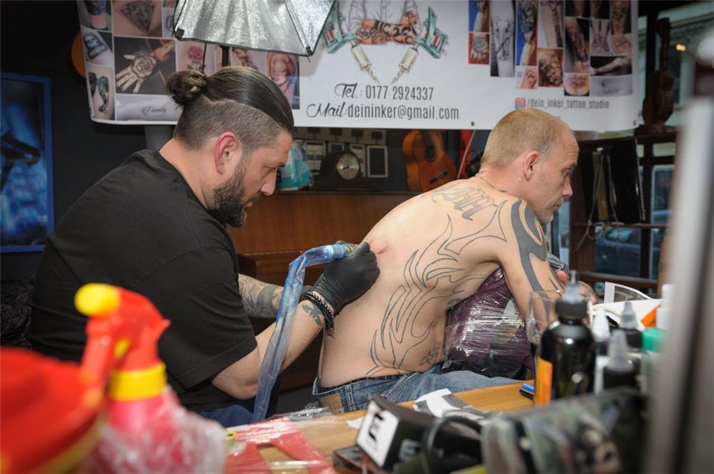 Tätowierer Gökhan aus Berlin sticht Kai Fischer ein Foto-tattoo. Foto: Masorat