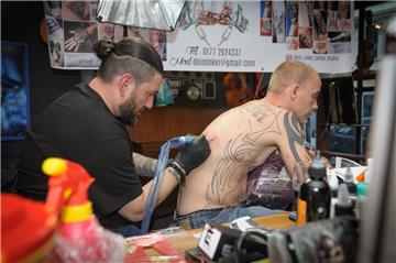 Tätowierer Gökhan aus Berlin sticht Kai Fischer ein Foto-tattoo. Foto: Masorat