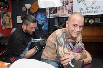 Tätowierer Gökhan aus Berlin sticht Kai Fischer ein Foto-tattoo. Foto: Masorat