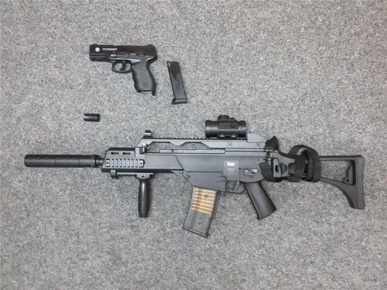 Täuschend echt, sehen die Nachbildungen des G26-Sturmgewehrs und einer Pistole aus. Diese wurden am Flughafen Bremen sichergestellt.