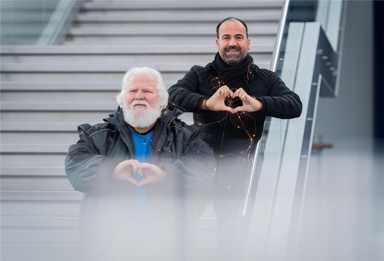 Alexis Vaiou richtet wieder Essen für Bedürftige aus - Unbekannte helfen mit Riesen-Spende Tafel-Chef Manfred JAbs (links) und Alexis Vaiou danken den anonymen Spendern.