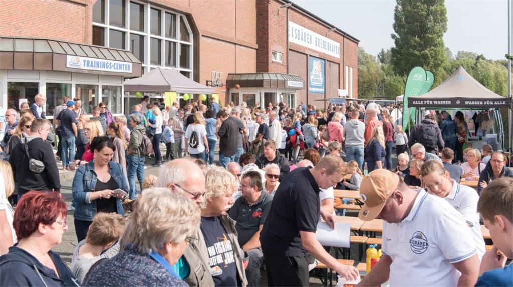 Tag der Fans Eisbären Bremerhaven. Die Halle war picke packe voll. Foto Adebahr