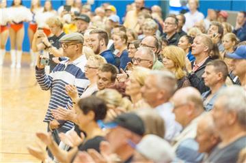 Tag der Fans Eisbären Bremerhaven. Die Halle war picke packe voll. Foto Adebahr