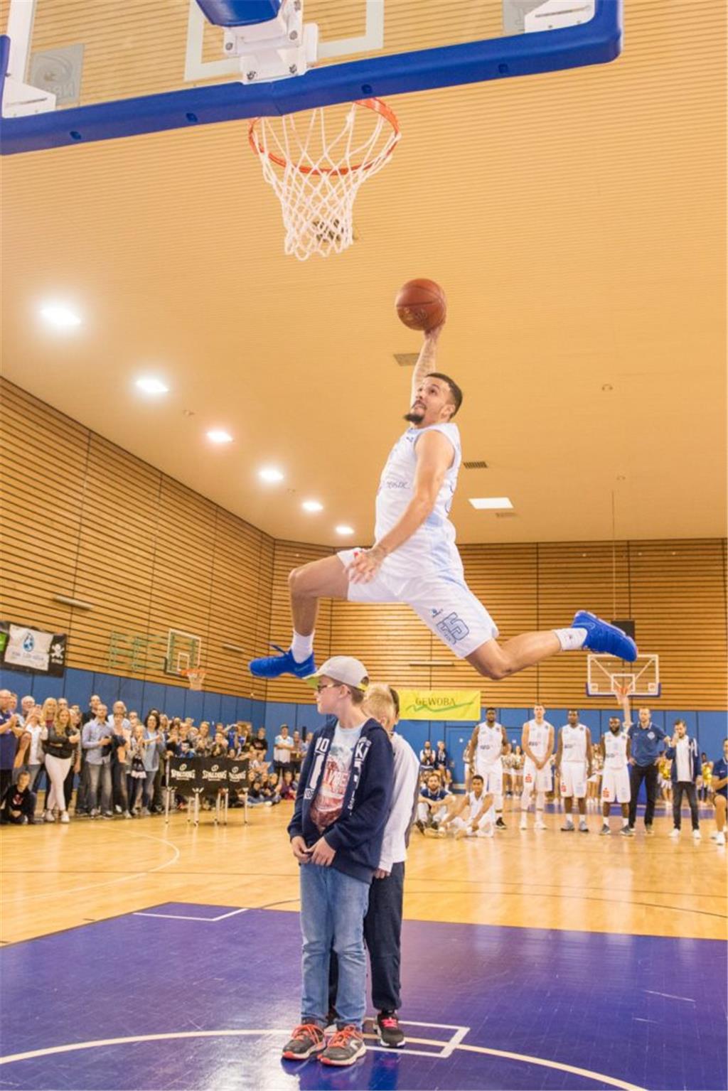 Tag der Fans Eisbären Bremerhaven. Sprungkraft Jordan Brangers. Foto Adebahr