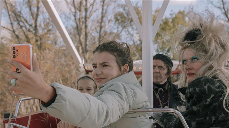 Die Filmstarts der Woche Tammi (Elisabeth Bellé) und die Hexe (Anna Schudt).