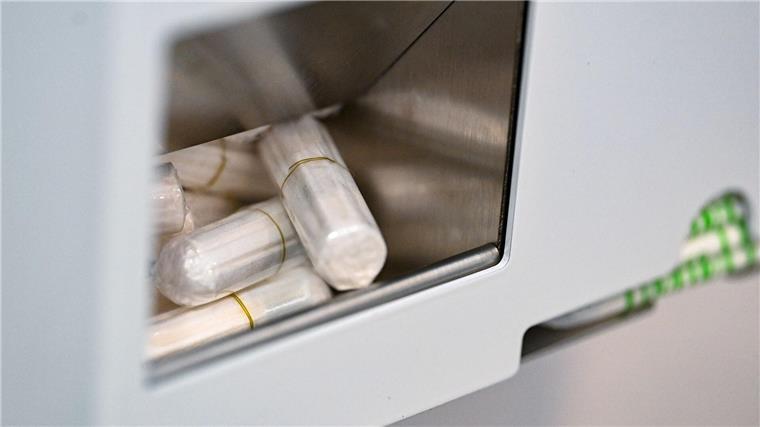 Kostenlose Binden und Tampons an Leibniz Universität Tampons liegen in einem Tampon-Spender.