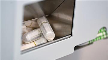 Tampons liegen in einem Tampon-Spender.