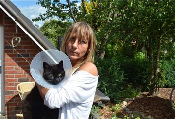 Tanja Andernacht mit ihrem verletzten Kater. Das Tier bekommt nach wie vor Schmerzmittel und ein Antibiotikum.