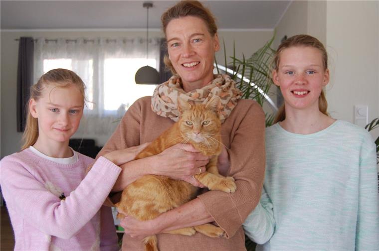 Nach vier Monaten: Kater Scooter aus Brake wieder zu Hause Tanja Bertelmann und ihr Mann sowie die beiden Töchter Theda (links) und Tomma freuen sich, dass Kater Scooter wohlbehalten wieder in Käseburg ist.