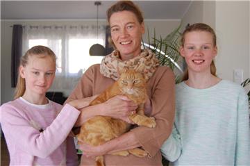 Tanja Bertelmann und ihr Mann sowie die beiden Töchter Theda (links) und Tomma freuen sich, dass Kater Scooter wohlbehalten wieder in Käseburg ist.