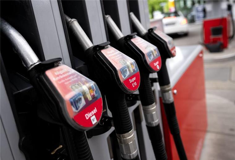 Symbolbild für günstig Tanken. Eine Tanksäule ist an einer Tankstelle zu sehen.