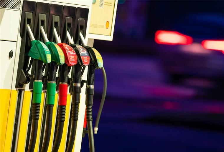 Bremer geben über 2 Prozent des Jahreseinkommens für Sprit aus Tanken kostet eine Menge Geld.