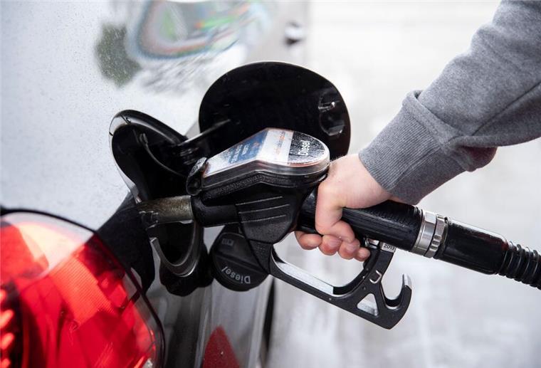 Clever sparen: 9 einfache Wege, deine Autokosten deutlich zu senken Ein Autofahrer steckt an einer Tankstelle einen Diesel-Zapfhahn in die Tanköffnung seines Fahrzeugs
