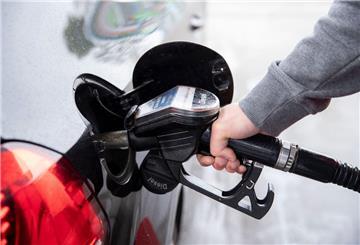 Ein Autofahrer steckt an einer Tankstelle einen Diesel-Zapfhahn in die Tanköffnung seines Fahrzeugs