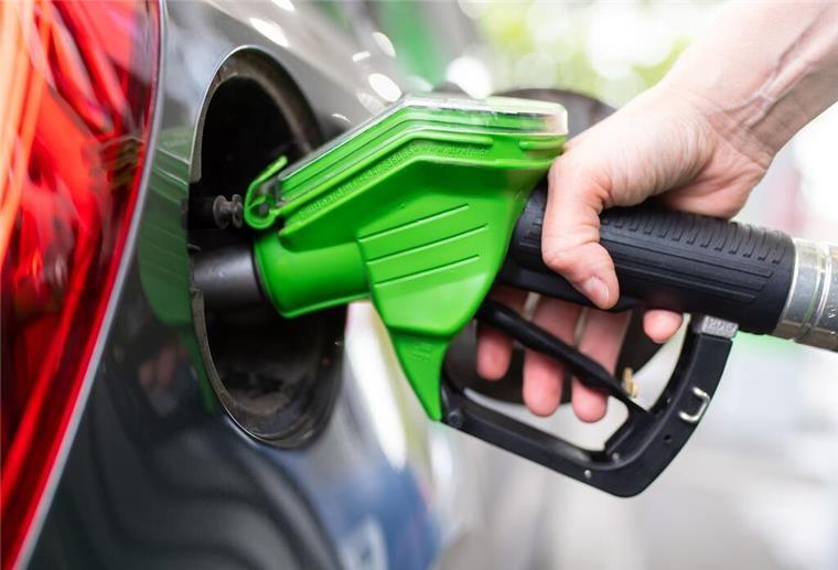 ADAC schlägt Alarm! Diesel-Preis ist plötzlich deutlich überteuert Eine Frau hält an einer Tankstelle an einer Zapfsäule eine Zapfpistole in der Hand und betankt ein Auto.