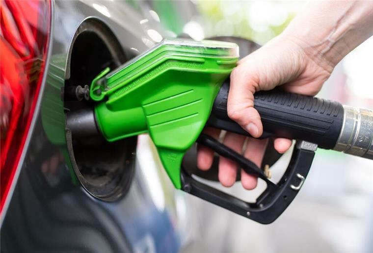 Bester Zeitpunkt zum Tanken hat sich geändert: Wann Sprit jetzt am billigsten ist Eine Person hält einen Zapfhahn an der Tankstelle. Die Spritpreise schanken aktuell und der beste Zeitpunkt zum Tanken hat sich geändert.