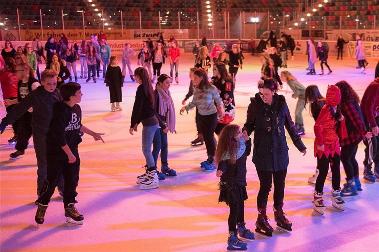 Ab zur letzten Eisdisco vor der Sommerpause Tanzen auf Kufen - das geht bei der Eisdisco in Bremerhaven.
