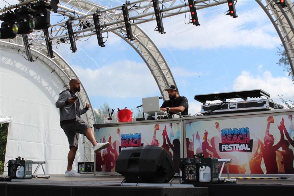 Tanzen bis zum Umfallen: DJ Jerry Jay (rechts) dreht hinter dem Mischpult die Be...