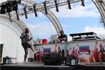 Tanzen bis zum Umfallen: DJ Jerry Jay (rechts) dreht hinter dem Mischpult die Be...