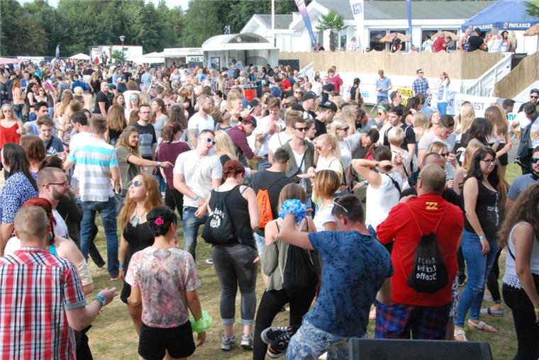 Mehr als 2000 Leute feiern beim Summer Beach Festival 2016 in Spaden Tanzen, was das Zeug hält: Mehr als 2000 Leute haben auf dem Summer Beach Festival am Sonnabend ihren Tag am See erlebt.