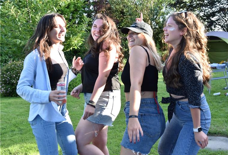 So macht man Party im Cuxland - auch ohne Deichbrand Tanzen wie vor der Festival-Bühne (von links): Stefanie Hahn, Nele Behnke, Janina Faust und Antonia Reinke machen es vor. Alle Beteiligten waren geimpft, genesen oder getestet.