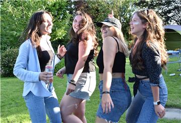 Tanzen wie vor der Festival-Bühne (von links): Stefanie Hahn, Nele Behnke, Janina Faust und Antonia Reinke machen es vor. Alle Beteiligten waren geimpft, genesen oder getestet.