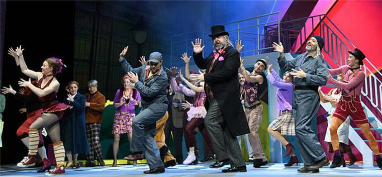 Premiere im Stadttheater Bremerhaven: Riesenapplaus für „My fair Lady“ Tanzend auf dem Weg zum Altar ist Alfred P. Doolittle (Ulrich Burdack im Frack) mit seinen Kumpels Harry (Róbert Tóth) und Jamie (MacKenzie Gallinger) sowie der Ballettcompagnie und dem Opernchor.