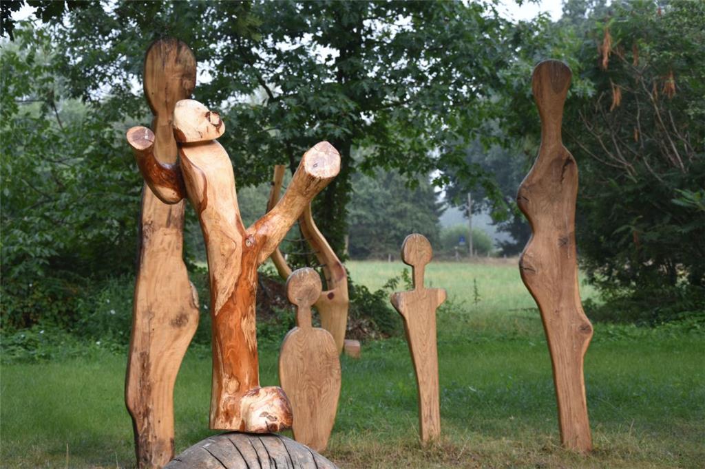 Tanzender Affe vor einer vierköpfigen Familie. Um solche Objekte zu fertigen, br...
