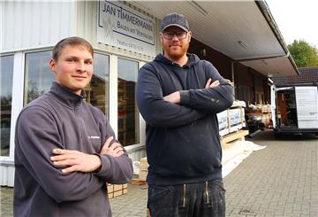 Tarek Padeken (links) ist Auszubildender im zweiten Lehrjahr. Jan Timmermann sein Chef und Ausbilder.