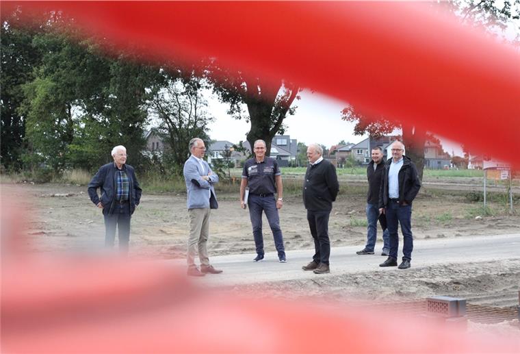 Tarmstedt wächst noch weiter Tarmstedt wächst weiter. 88 neue Häuser können am südlichen Ortsrand entstehen. Bürgermeister Wolf Vogel und Gemeindedirektor Frank Holle (von links) gaben jetzt das Areal zum Bebauen frei.