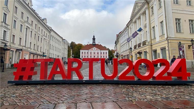 „Arts of Survival“: Tartu eröffnet Kulturhauptstadtjahr Tartu teilt sich den Titel „Kulturhausptstadt“ mit Bodø in Norwegen und der österreichischen Region Bad Ischl und Salzkammergut.