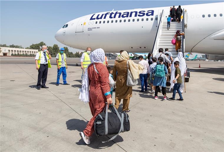 Noch Hunderte Deutsche in Afghanistan? Taschkent: Aus Kabul evakuierte Personen gehen nach ihrer Rgistrierung durch die deutsche Botschaft zu einem Lufthansa-Flugzeug mit dem sie nach Deutschland ausgeflogen werden.