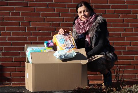 Tatjana Larina ist Ukrainerin und möchte jetzt ihrem Heimatland helfen. Dafür sammelt sie für die Flüchtlinge Sachspenden.