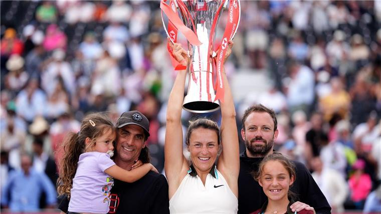 Marias Träume: Wimbledon-Coup und Doppel mit Tochter Tatjana Maria und ihre Familie: Die beiden Töchter Cecilia (l.) und Charlotte (r.) sowie Ehemann Charles-Édouard (Zweiter von l.)