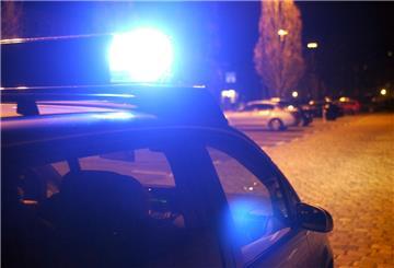 Ein Einsatzfahrzeug der Polizei fährt mit Blaulicht durch die Innenstadt. (zu dpa: «Einbruch in Verwaltungsgebäude in Alfeld»)