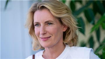 „Tatort“-Kommissarin Charlotte Lindholm (Maria Furtwängler) zieht es in ihrem ersten Fall nach dem Wechsel von Göttingen zum Landeskriminalamt in Hannover ins Alte Land südlich von Hamburg.