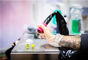 Tattoo- und Kosmetikstudios trifft die Corona-Pandemie besonders hart. Ein Bremerhavener Studio weicht jetzt nach Loxstedt aus, weil es in der Seestadt aufgrund der hohen Infektionszahlen nicht öffnen darf.