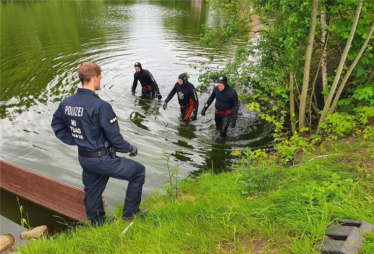 Taucher suchen den Löschteich in Apensen ab.