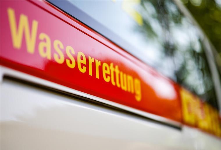 Feuerwehr und Passanten retten Mann aus dem Alten Hafen in Bremerhaven 05.10.2024, Baden-Württemberg, Göppingen: Polizeitaucher der Wasserschutzpolizei suchen am Mittag im Rahmen von Ermittlungen der Sonderkommission ·Kurz· nach Gegenständen in dem Fluss Fils. In der Nacht zu Donnerstag fielen in einer Bar in Göppingen Schüsse. Ein 29-Jähriger wurde dabei tödlich verletzt, wie Polizei und Staatsanwaltschaft gemeinsam mitteilten. Foto: Marius Bulling/dpa +++ dpa-Bildfunk +++