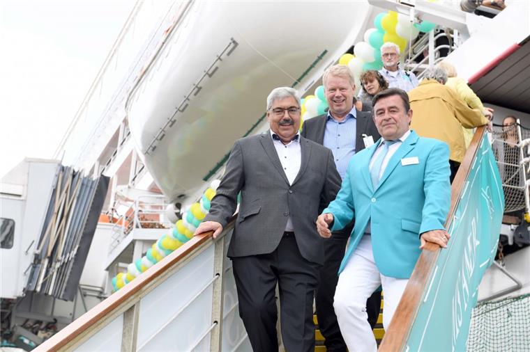 "Verrückt nach Meer": Bremerhaven ist heute im Fernsehen zu sehen Taufe der Amera: Bremerhavens Oberbürgermeister Melf Grantz neben Kreuzfahrtdirektor Thomas Gleiß, dahinter Dr. Ralf Meyer (Referat für Wirtschaft).