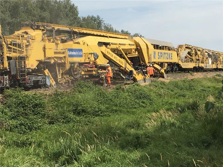 Cuxland: Nächtlicher Lärm bei Gleisbauarbeiten Tauscht Sand, wäscht Schotter, baut das Ausweichgleis in Schiffdorf-Apeler und macht einen Höllenlärm, wenn man näherkommt: der gelbe Kraftprotz der Firma Spitzke.