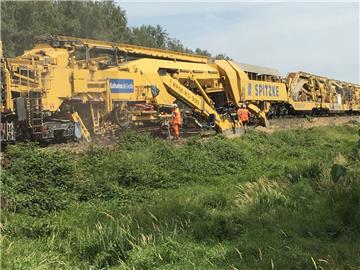 Tauscht Sand, wäscht Schotter, baut das Ausweichgleis in Schiffdorf-Apeler und macht einen Höllenlärm, wenn man näherkommt: der gelbe Kraftprotz der Firma Spitzke. 