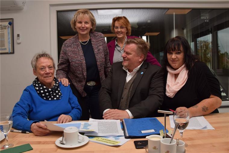 Tierschutz-Präsident fordert zentrales Tierheim für die Wesermarsch Tauschten sich im Butjenter Brauhaus aus (von links): Martha Heppel (Tierschutzverein Wesermarsch), Karin Logemann (SPD-Landtagsabgeordnete), Susanne Mittag (SPD-Bundestagsabgeordnete), Tierschutz-Präsident Thomas Schröder und Nina Tonn (Tierschutzverein).