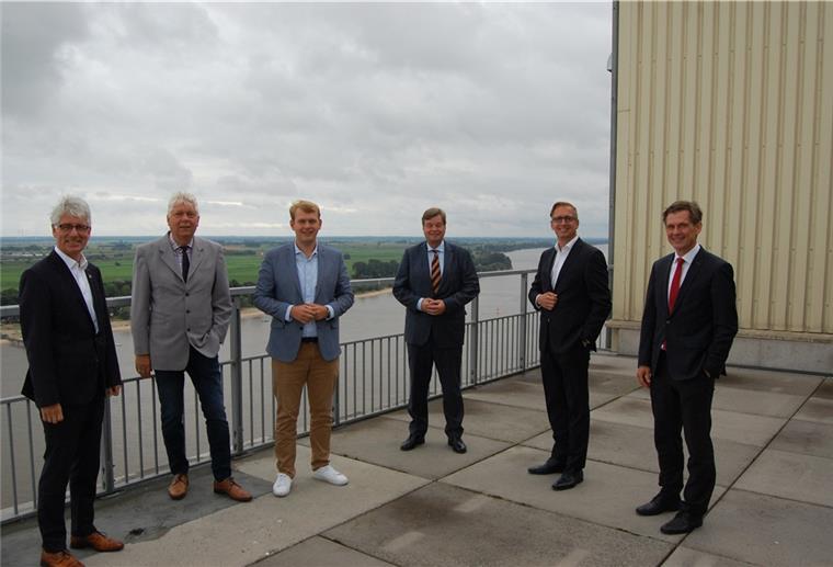 Braker Hafen: Gute Infrastruktur das A und O Tauschten sich über wichtige Infrastrukturmaßnahmen für den Braker Hafen und die Region aus (von links): Michael Kurz, Uwe Seyberth, Philipp Albrecht, Enak Ferlemann, Stephan Siefken und Jan Müller.