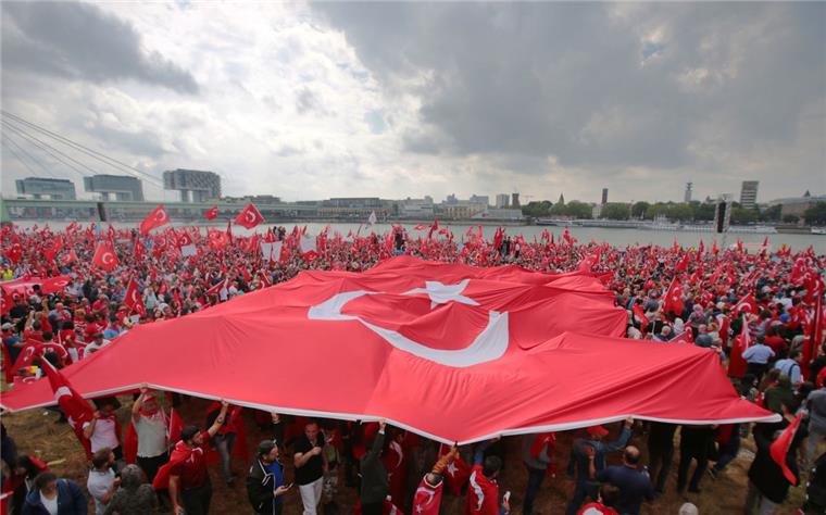 Tausende Türken demonstrieren in Köln für Erdogan Tausende Anhänger des türkischen Präsidenten Erdogan strömen nach Köln, um zu demonstrieren.