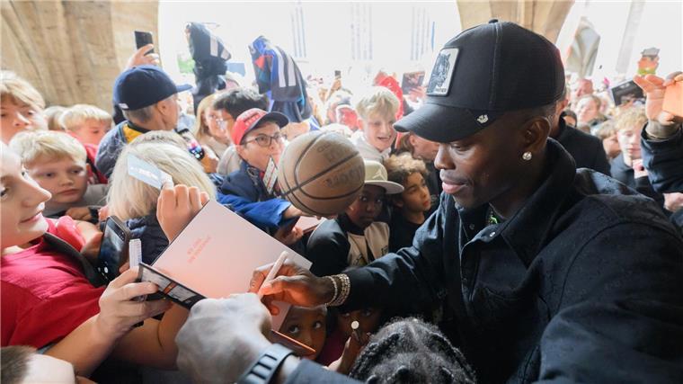 Titelträger mit Tränen - Tausende Fans feiern Schröder Tausende Basketball-Fans feierten Dennis Schröder in Braunschweig.