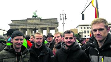 Tausende Bauern aus ganz Deutschland haben in Berlin ihrem Ärger über die Agrarpolitik der Bundesregierung Luft gemacht. Mittendrin waren die Landwirte (von links) Henning Schwoge, Dirk Haaren, Hannes Bösche und Mattis Steengrafe aus unserer Region.