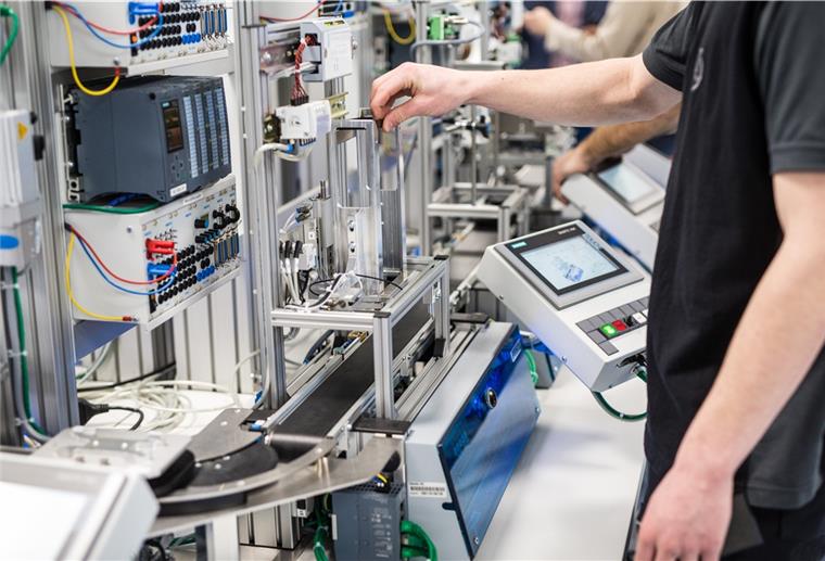 Bremen: Weitere Kurzarbeit und Produktionsstopps bei Daimler Tausende Beschäftigte des Bremer Mercedes-Werks müssen ab Montag schon wieder in Kurzarbeit - nur rund eine Woche nach der Wiederaufnahme der Produktion.